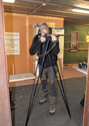 Skydetræning før afrejse handler ikke bare om at blive en bedre skytte, men også om at kende sine egne og sit udstyrs begrænsninger. Her tester jeg mit rødpunktsigte på 100 meter.